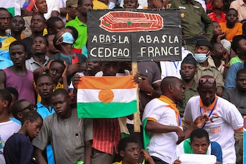 Nigerinos se reúnen un mes