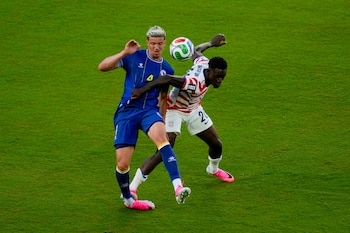 La expulsión de Folarin Balogun. (AP Photo/Jeff Chiu)