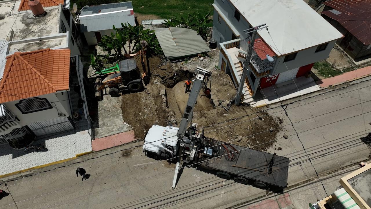 En un operativo simultáneo, el establecimiento Randy Comercial en San Cristóbal fue intervenido y se incautaron 4,956 productos irregulares, incluyendo bebidas alcohólicas falsificadas y alimentos vencidos. (Foto: MICM)