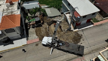 En un operativo simultáneo, el establecimiento Randy Comercial en San Cristóbal fue intervenido y se incautaron 4,956 productos irregulares, incluyendo bebidas alcohólicas falsificadas y alimentos vencidos. (Foto: MICM)