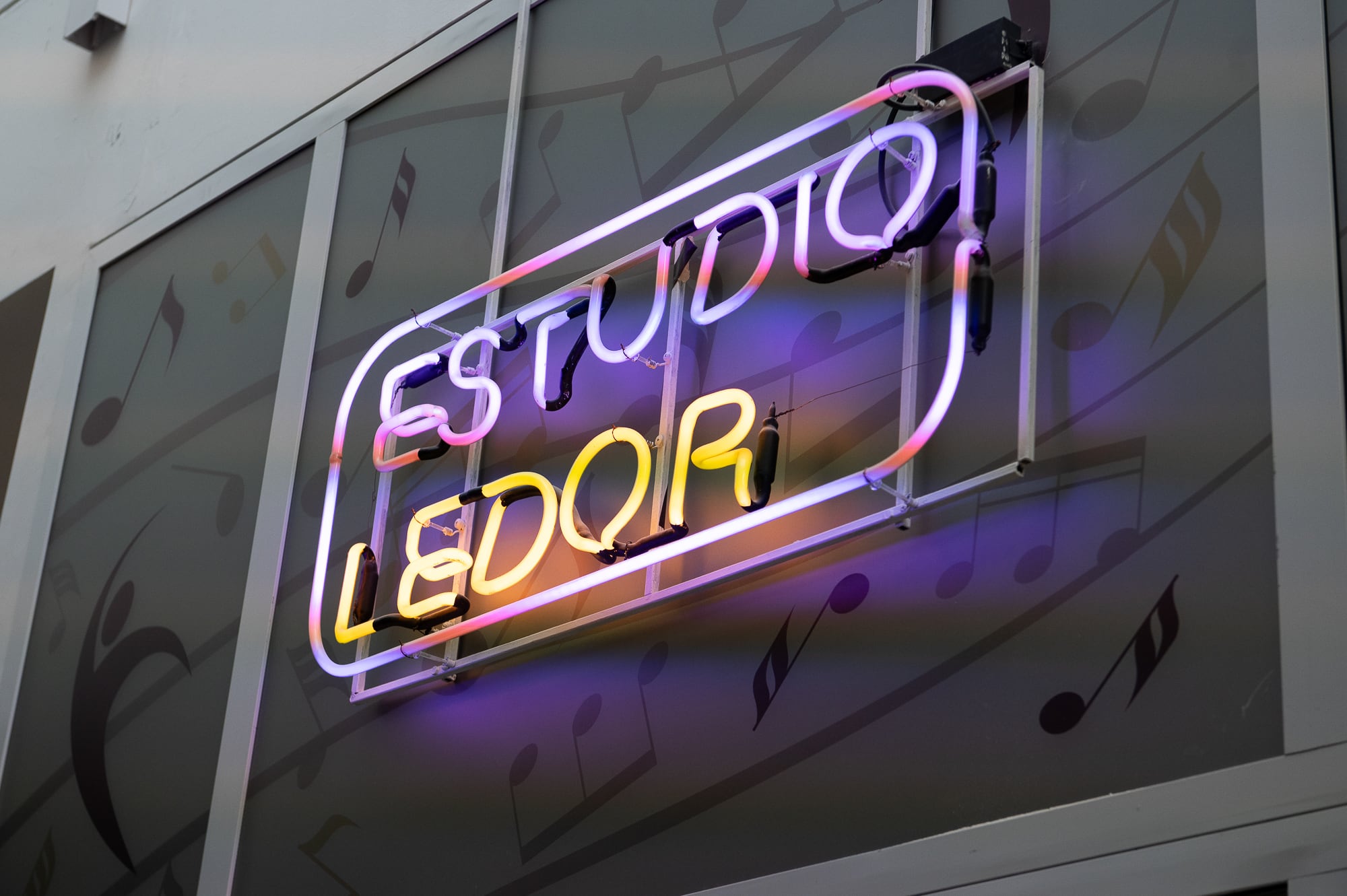 Estudio Ledor nació hace un año como un nuevo canal de comunicación del centro Ledor Vador, una plataforma hecha por y pensada para personas mayores. No solo para hablar de lo que sucede en la institución sino como un puente con la actualidad y el mundo (Jaime Olivos)