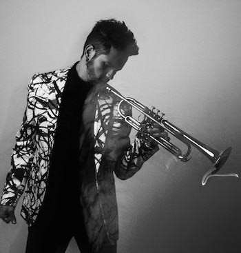 La propuesta escénica de Josefe se caracteriza por su versatilidad. El público bogotano podrá presenciar su faceta como multiinstrumentista.