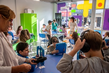 Los estudiantes preparándose para jugar