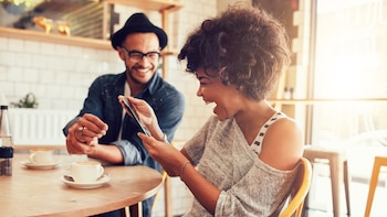 Cada día, intenta encontrar algo que al menos te haga reír.