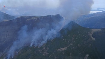 El incendio de Pendilla de Arbas (León) pasa a Asturias, donde se encuentra la parte más activa
