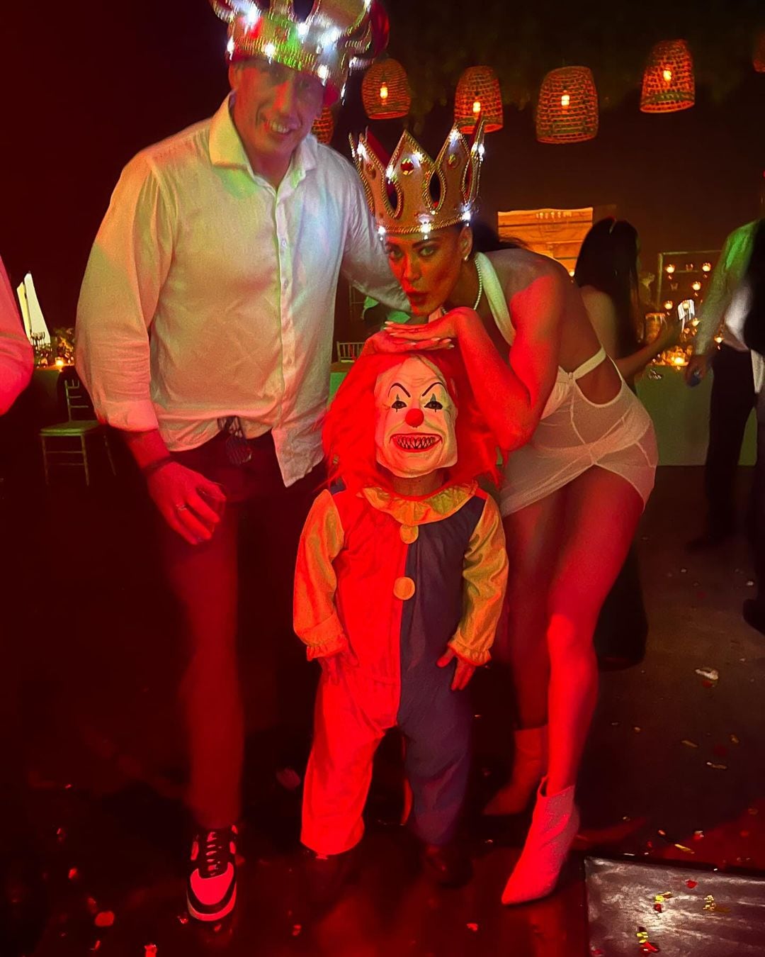 Albacete y Pombo con una persona de talla baja que fue parte de uno de los shows de la fiesta