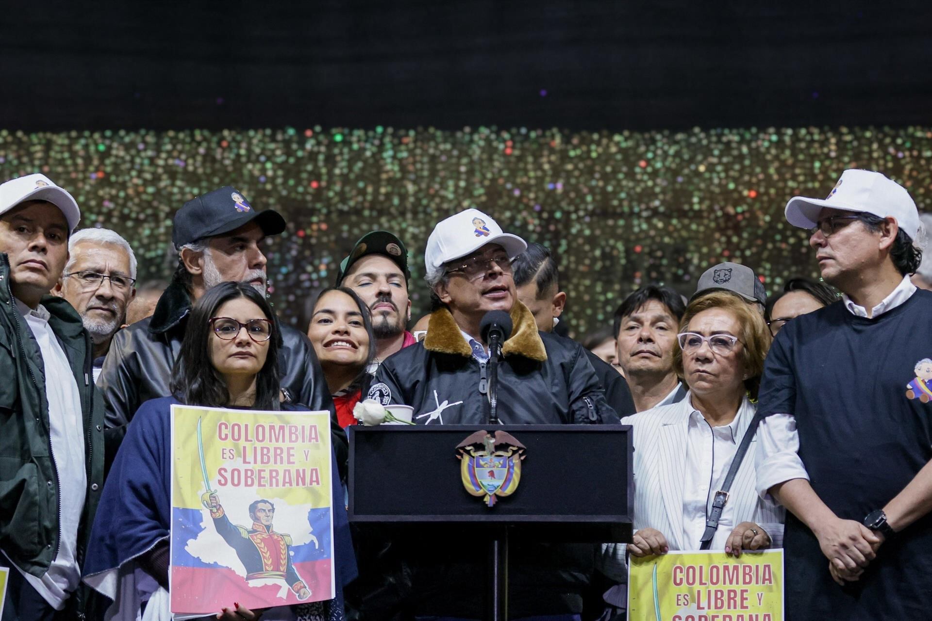 Gustavo Petro habla ante una multitud en Bogotá sobre la crisis en Venezuela