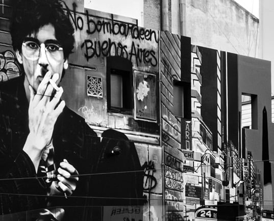 El célebre mural a Charly García, que se ubica en la terraza de la célebre disquería y librería porteña