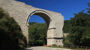 El destino perfecto para una escapada de fin de semana: un pueblo con puentes romanos y aguas cristalinas en el centro de Italia