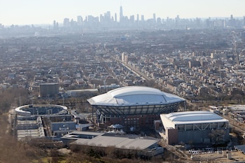 La icónica esfera metálica de Flushing Meadows aparece como uno de los símbolos visuales de Nueva York rumbo al Mundial 2026.