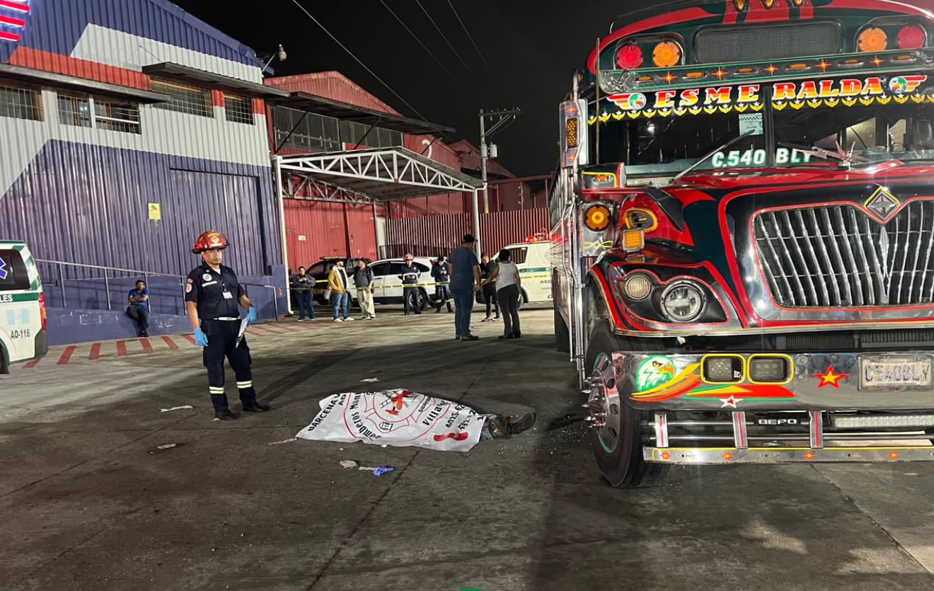 La segunda víctima mortal quedó a un costado del bus de pasajeros. (Bomberos Municipales Departamentales)