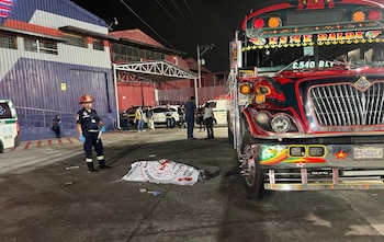 Un grupo armado persiguió y disparó contra un autobús de Transportes Esmeralda en la ruta al Pacífico hacia Amatitlán.