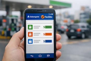 Mano sostiene smartphone con app Facilito de Osinergmin mostrando precios de combustible (gasohol, diésel, GLP). Estación de servicio borrosa al fondo.