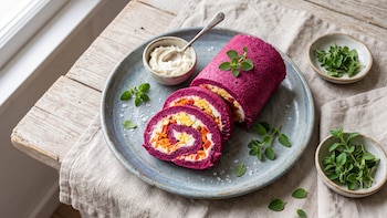 Receta de roll de remolacha relleno con huevo y vegetales, rápida y fácil