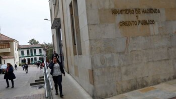 Funcionarios del Ministerio Hacienda están