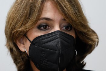 14/01/2022 La Fiscal General del Estado, Dolores Delgado, en la Ciudad de la Justicia en Murcia, a 14 de enero de 2022, en Murcia, (España). Dolores Delgado ha acudido a la celebración del 40 Aniversario del Estatuto Orgánico del Ministerio Fiscal (EOMF) que ha organizado la fiscalía superior de la Región de Murcia. Durante el acto se ha emitido un vídeo sobre la Fiscalía de Murcia y se ha presentado la memoria de la misma. El EOMF regula la estructura y funcionamiento de la institución, sus funciones, el estatuto jurídico de los/as fiscales y establece todo un régimen de garantías y contrapesos para asegurar la autonomía de la Fiscalía y de quienes la integran. El proyecto de Ley del Estatuto fue remitido por el Gobierno y publicado en el Boletín Oficial de las Cortes Generales el 23 de mayo de 1980.
POLITICA
Edu Botella - Europa Press