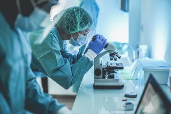 Investigación en un laboratorio (Shutterstock