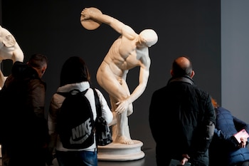 Visitantes admiran el Discobolus Palombara,