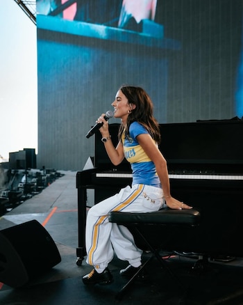 La elección de los colores azul y amarillo por Zulan rindió homenaje a Boca Juniors e impulsó la identidad argentina en el Sahara Stage de Coachella