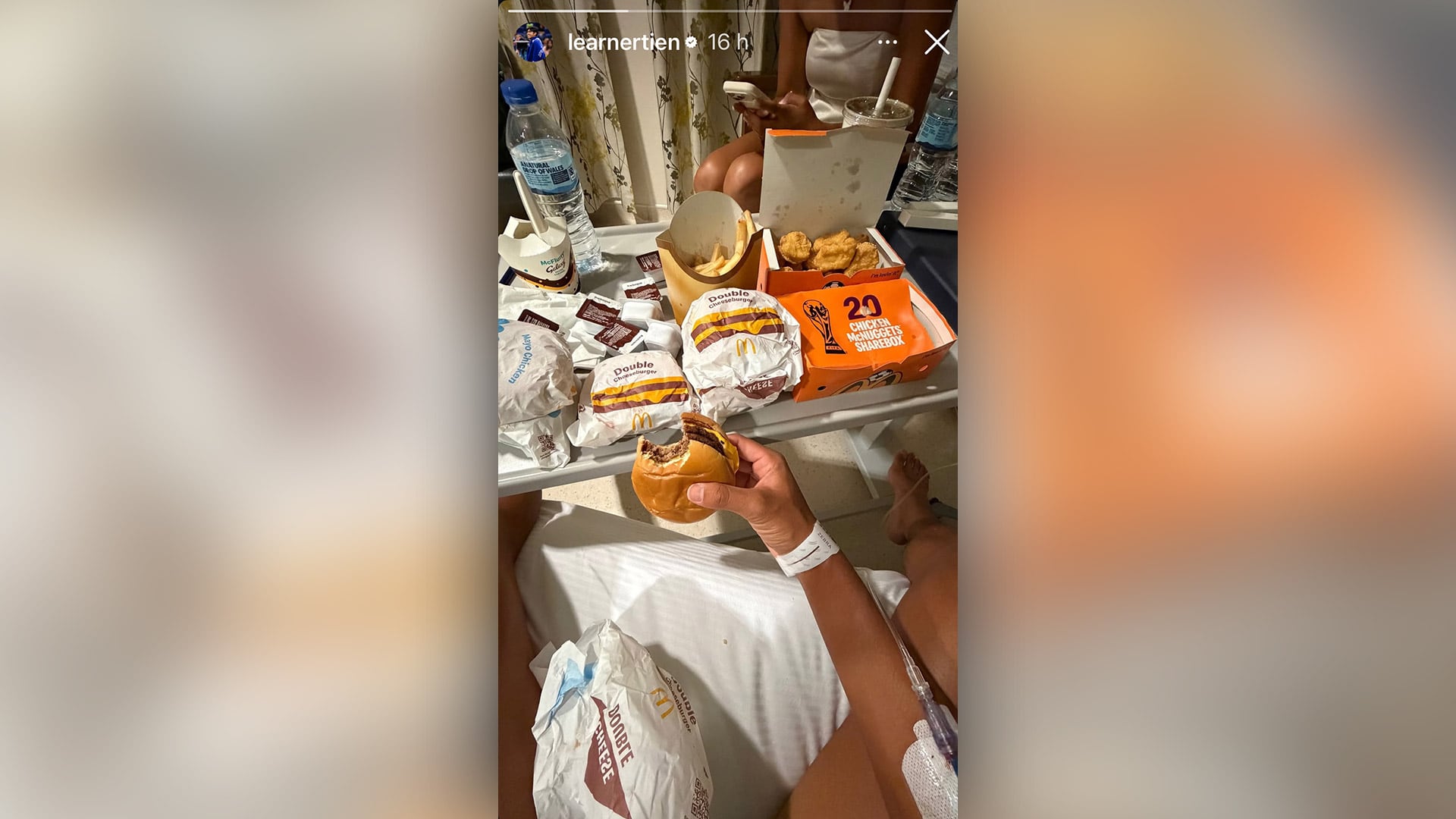La imagen que compartió Learner Tien desde el hospital, con una vía intravenosa y una bandeja de comida rápida, se volvió viral tras su eliminación en Wimbledon