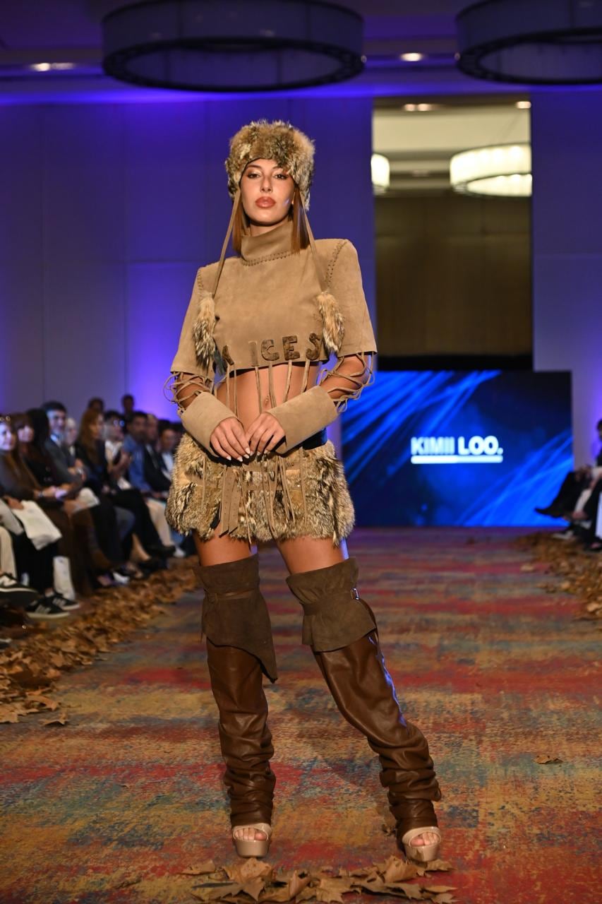 La colección de Kimi Loo, en cuero, piel y cerámica, tejió un homenaje a la Madre Tierra y a los lazos que nos unen a nuestras raíces