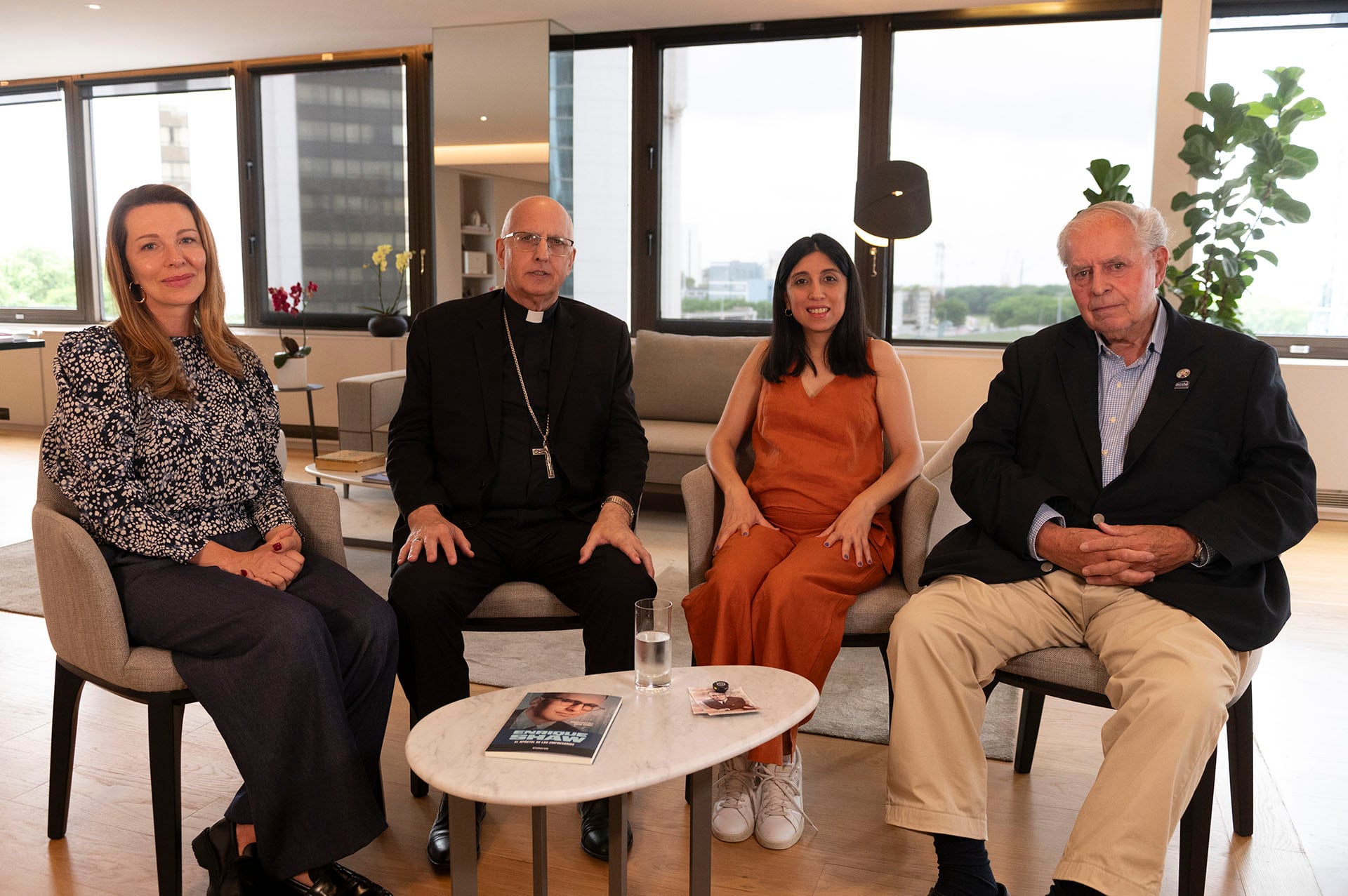 Nunzia Locatelli y Cintia Suárez, autoras de esta nota, junto a Monseñor Santiago Olivera, vicepostulador de la causa de beatificación de Enrique Shaw, y a Fernán de Elizalde, administrador de la causa