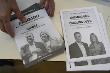 Las papeletas del candidato presidencial del Frente Amplio, Yamandú Orsi, con su compañera de fórmula Carolina Cosse, y Álvaro Delgado, candidato presidencial del gobernante Partido Nacional. (Foto AP/Natacha Pisarenko)