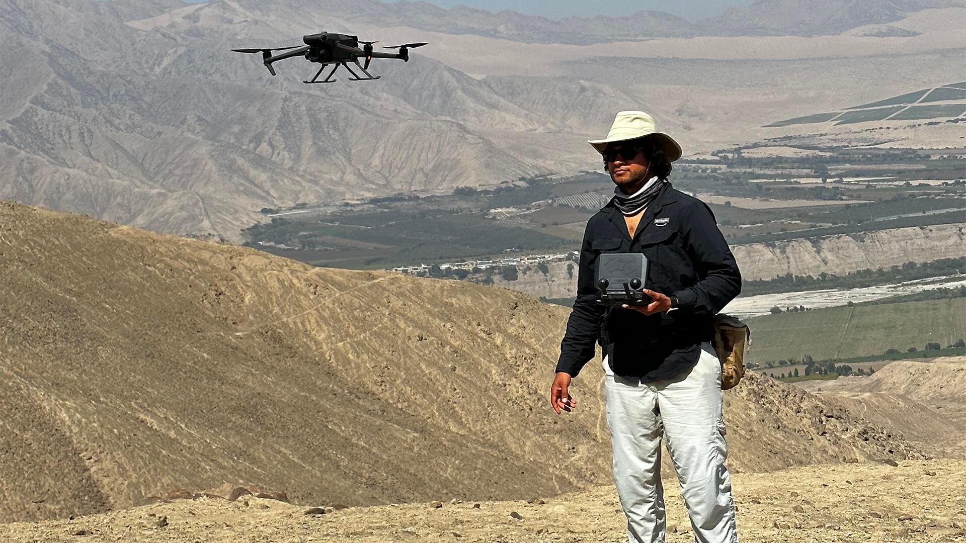 El arqueólogo Jacob Bongers junto con investigadores de Australia, Estados Unidos y Perú emplearon drones y análisis microscópicos para descifrar la función de la Banda de agujeros/ Jorge Rodriguez - University of Sydney