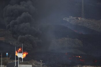 Un pequeño edificio es envuelto