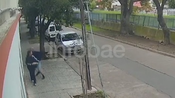 Salvaje ataque en Villa Lugano: golpeó a una mujer que caminaba por la calle, escapó y terminó detenido