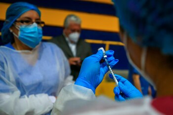 Personal de salud prepara una dosis de la vacuna contra la covid-19 en la Universidad Salesiana, en Quito (Ecuador). EFE/ José Jácome/Archivo