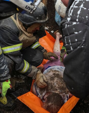 Los rescatistas liberan el cuerpo