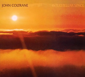 Fotografía de un cielo anaranjado con un astro brillante sobre nubes y el texto John Coltrane e Interstellar Space en la parte superior