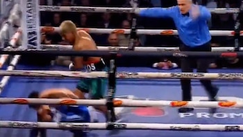 El gesto antideportivo en una pelea de boxeo por el título: golpeó a su rival cuando estaba en el piso y lo descalificaron