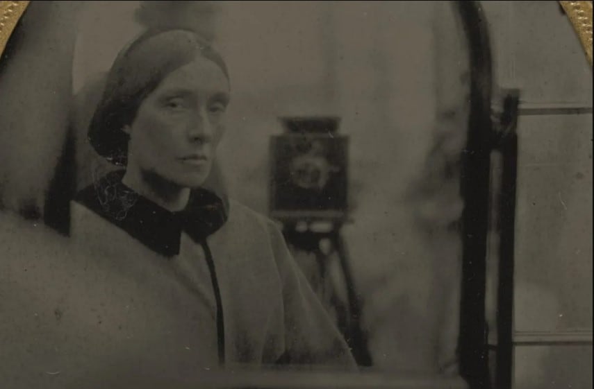 Una foto de la abuela de Virginia Woolf abre un interrogante: ¿es la primera selfie de la historia?