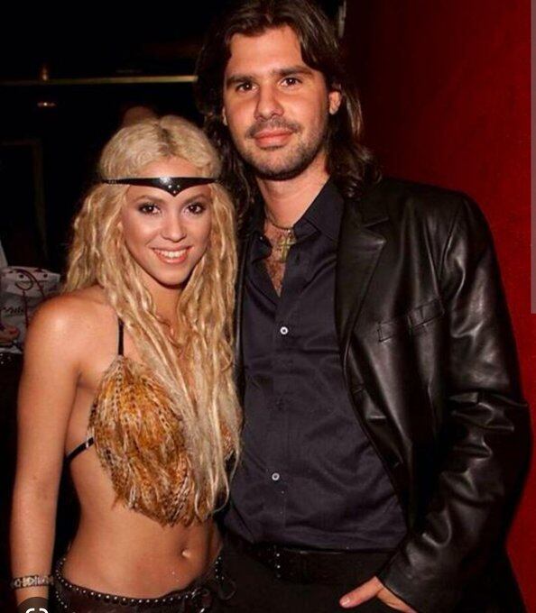 Antonio de la Rúa no solo estuvo presente en los conciertos de Shakira, sino que hasta cumplió su rol de mánager (@victorfyt/X)