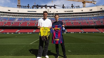 Vingegaard visita el Spotify Camp Nou junto a Christensen tras ganar la Volta a Catalunya