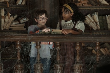 Dos niños tienen que sobrevivir a una bruja malvada en 'Cuentos al caer la noche' (Netflix)