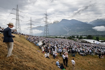 Miles de fieles asistieron el 1° de julio en Écône a la consagración de los cuatro nuevos obispos de la Fraternidad San Pío X, en desafío a la advertencia del Papa. (AFP/Fabrice Coffrini)
