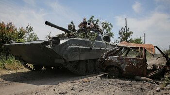 Bandera ucraniana y cadáveres rusos: