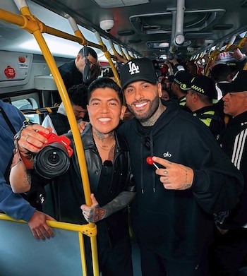 El famoso ha estado con artistas de renombre gracias a su trabajo - crédito Sebastián Moreno / Instagram