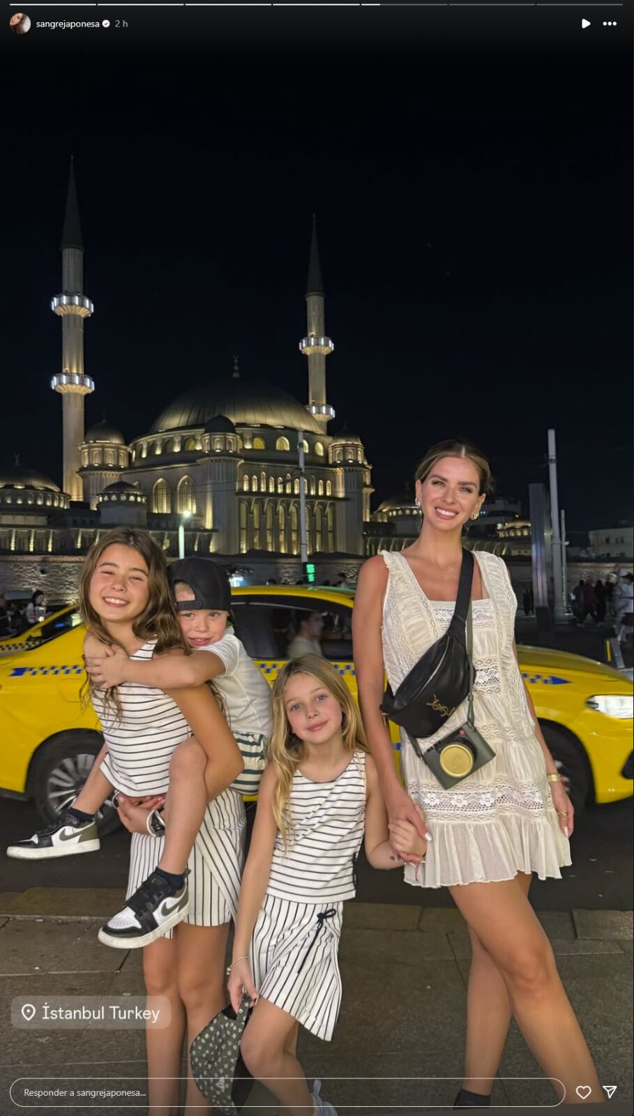 Las dos hijas de Suárez eligieron la misma ropa y la actriz un vestido blanco