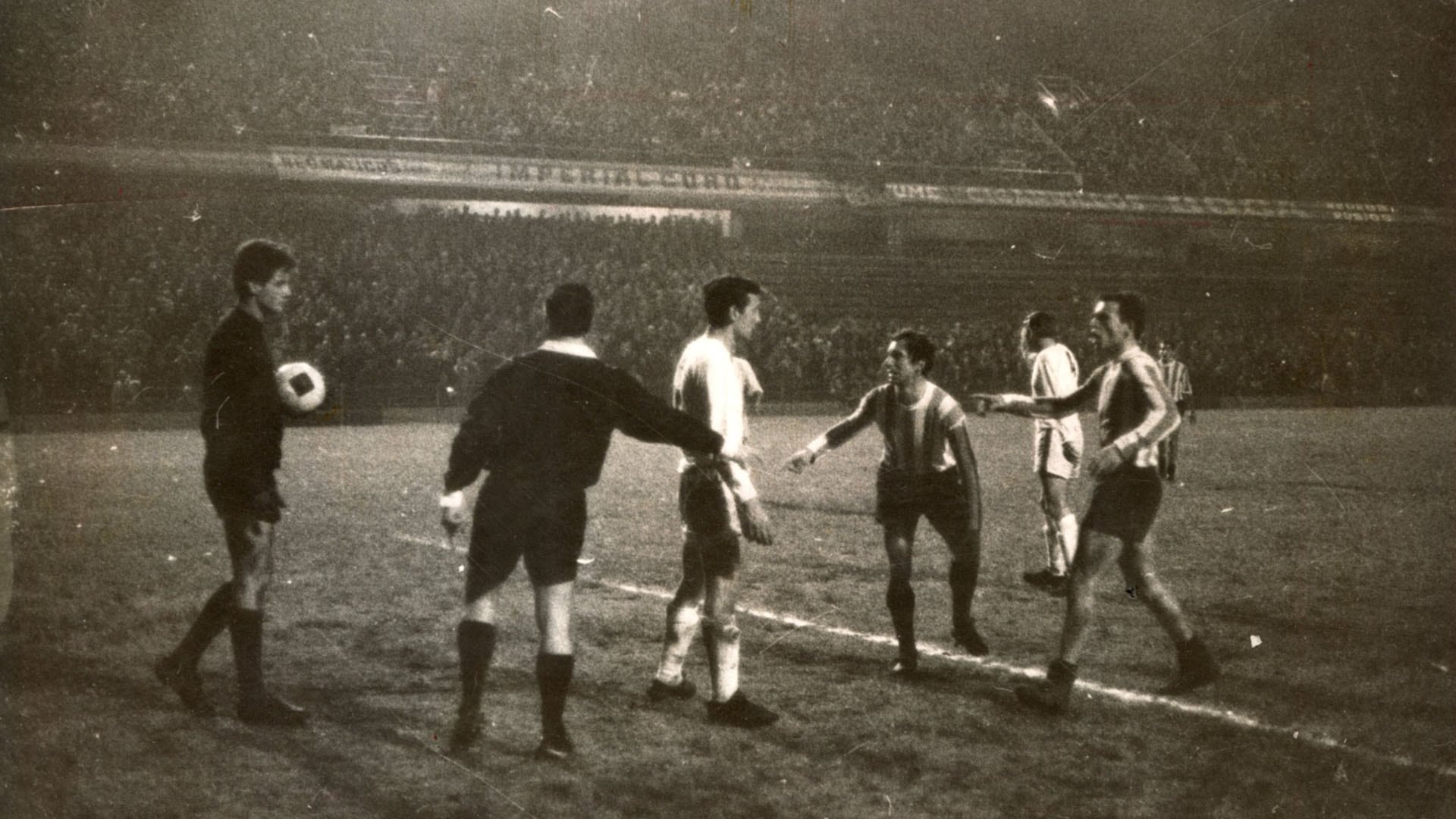 La jugada más polémica de la noche. El arquero Hurt acaba de darle un puntapié a Bilardo. El árbitro Coerezza sanciona el penal que Madero convertirá en el 4-3