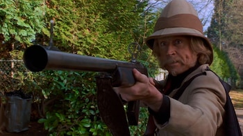 Jonathan Hyde interpretara a dos