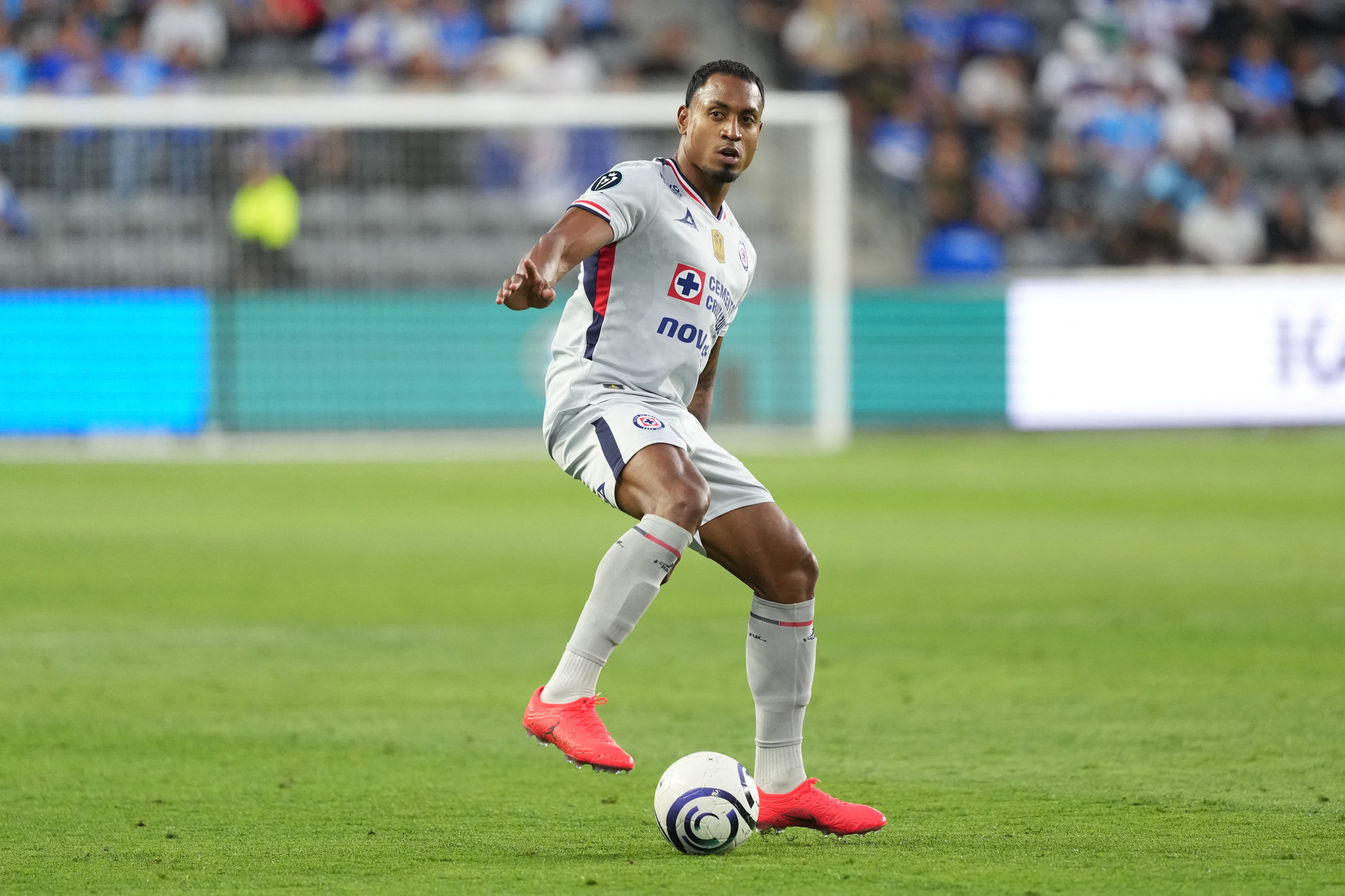 La Liga MX mantiene abierto el registro hasta el 11 de septiembre, una diferencia de plazos que complica la negociación entre River Plate y Cruz Azul - crédito Kirby Lee-Imagn Images