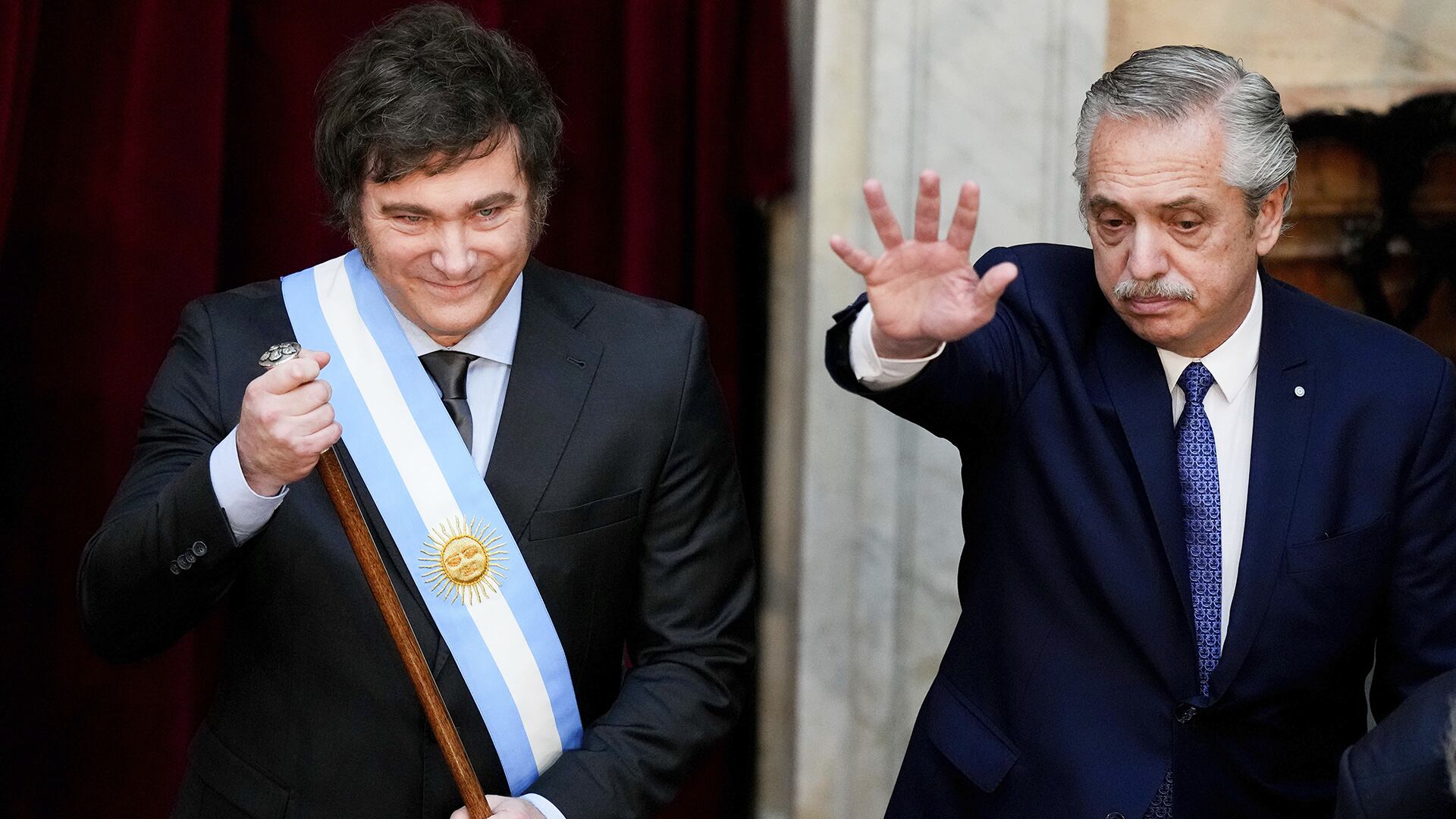 Alberto Fernández y Milei se cruzaron en la asunción y luego siguieron hablando en privado.