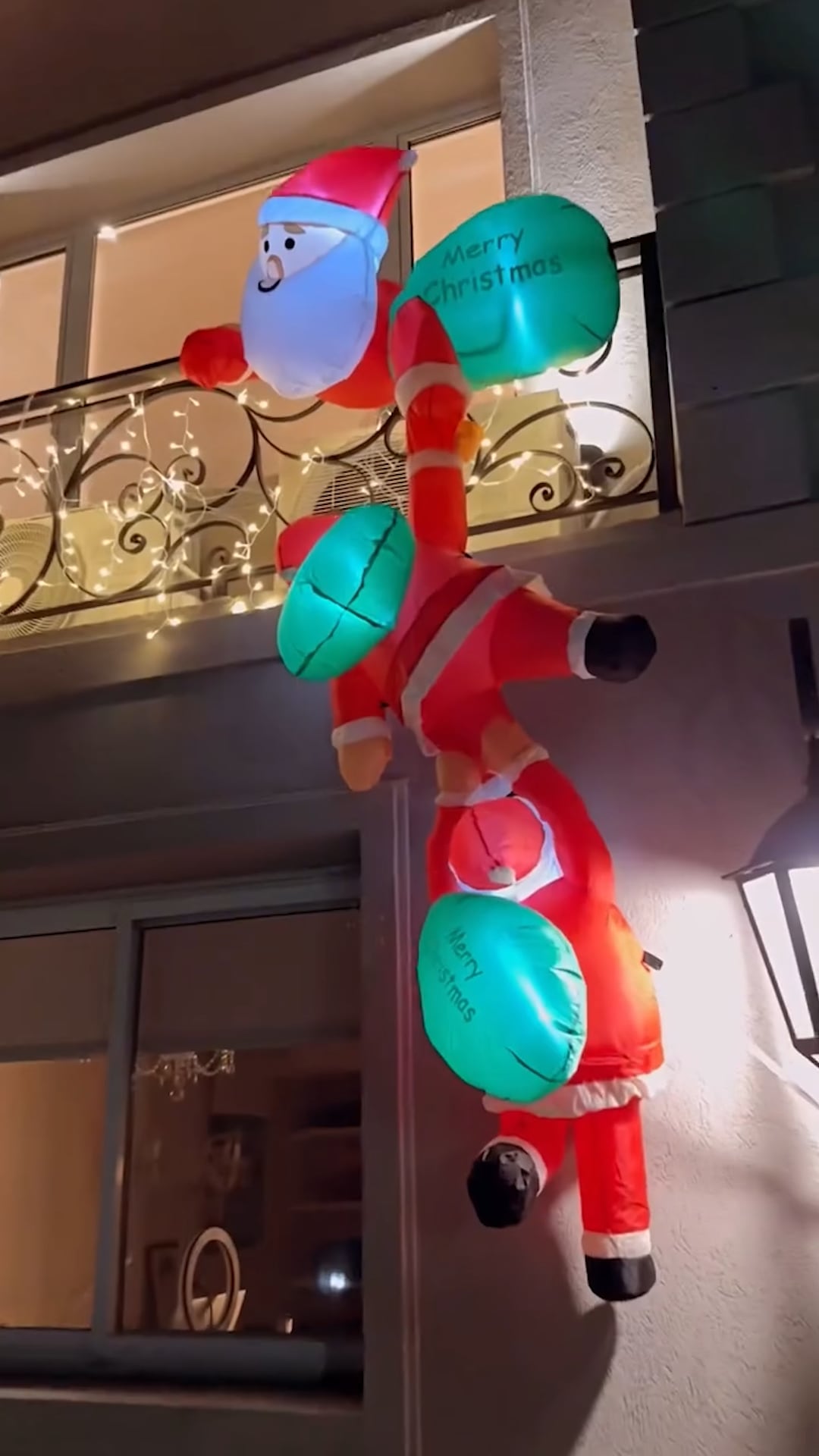 Los muñecos escalando el balcón, uno de los detalles más llamativos del exterior