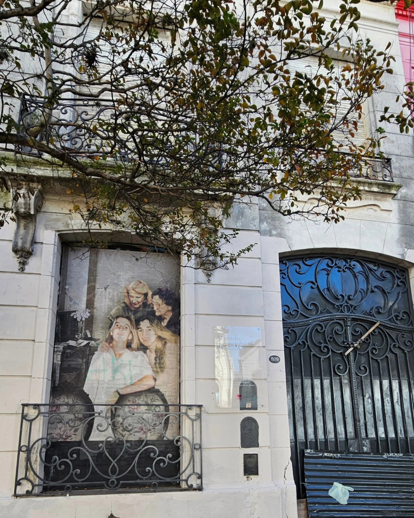 Una foto de las cuatro víctimas de Barreda en la ventana de la casa familiar, recuperada por el Estado