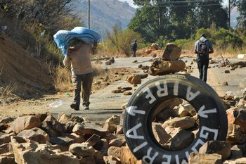 Un hombre atraviesa a pie el bloqueo de Epizana, en Bolivia, el 17 de octubre de 2024. REUTERS/Patricia Pinto