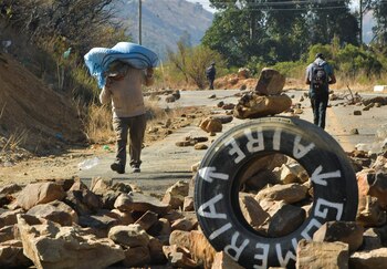 Un hombre atraviesa a pie